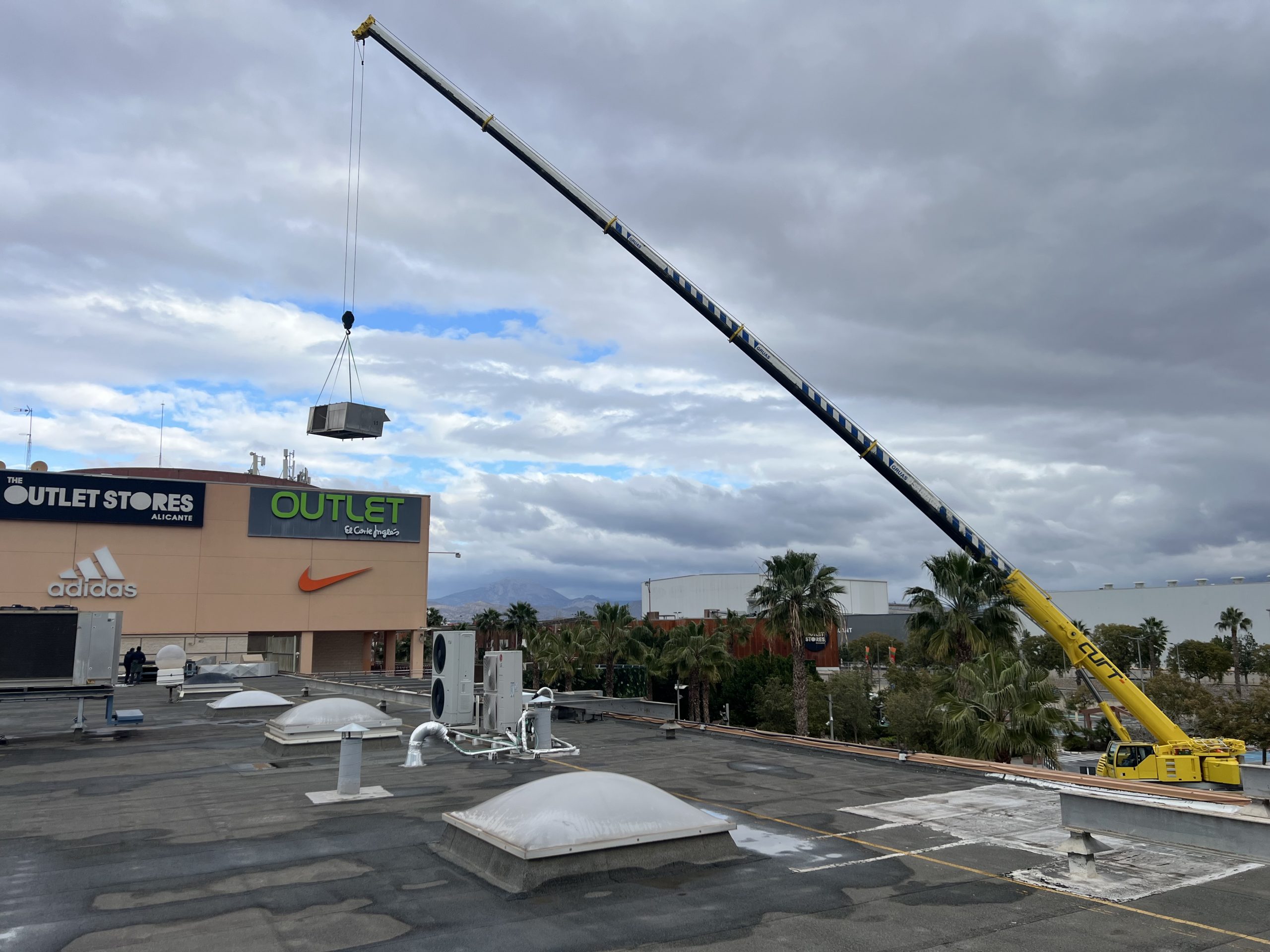 Sustitución de equipo Rooftop en Centro Comercial The Outlet Store Alicante
